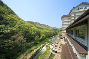 福岛吉川屋旅馆的从大楼内可欣赏到河流美景