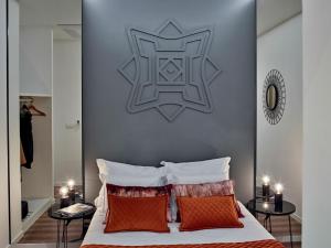 埃尔瓦斯The Bastion Elvas Apartments的一间卧室配有一张床和两张带蜡烛的桌子。