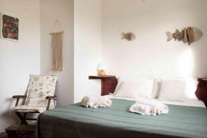 佩斯科勒海滨Casa Alba的一间卧室配有带毛巾的床