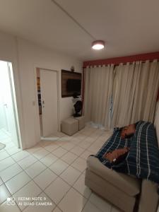 纳塔尔Village Hospedagens的一间卧室配有一张床和一台电视。