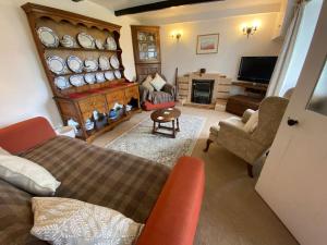 克里克豪厄尔Scenic Welsh Cottage in the Brecon Beacons的一间带床和电视的客厅