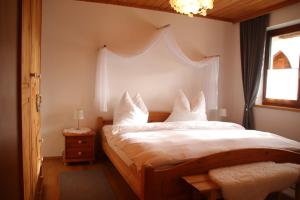 埃尔毛Ferienwohnung Lavendel的一间卧室配有带白色床单和枕头的床。
