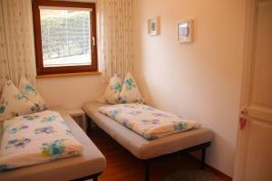 埃尔毛Ferienwohnung Lavendel的一间设有两张床铺和窗户的房间