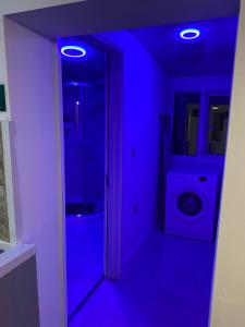 WykenCalm residential house的蓝色客房 - 带洗衣机的浴室
