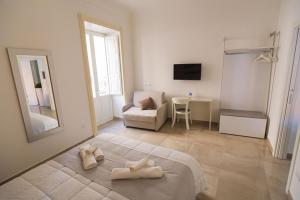 锡拉库扎Panorama Alfeo的一间白色卧室,床上配有2条毛巾