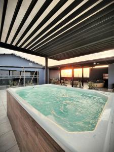 图马科HOTEL NABU DEL PACIFICO的大型客房的热水浴缸,设有天花板