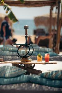 马拉希亚斯Sirens beach houses的一张桌子,上面有喷泉和两个甜点