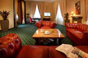 波普拉德欧罗巴酒店的酒店客房配有皮革家具和桌子。