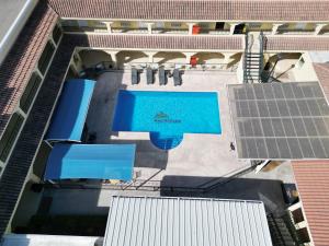 蒙克洛瓦Hotel Las Misiones的大楼游泳池的顶部景色