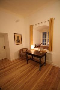 德意志兰茨贝格Schloss Frauenthal的客厅配有桌子和椅子