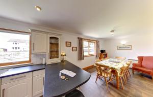 克里安拉利Stob Binnein Cottage的厨房、带桌子的用餐室和用餐室