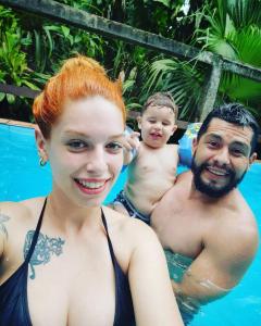 莫雷蒂斯Pousada do Oasis的男男女女和婴儿一起在游泳池游泳