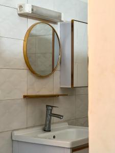 达喀尔Hôtel Provençal的一间带水槽和镜子的浴室