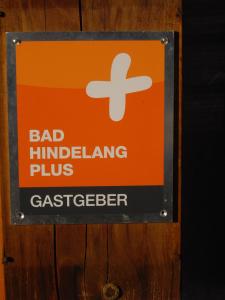 巴特欣德朗Alpenhotel Sonneck - mit Bergbahnticket的坏人行的标志加看门人