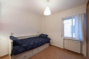 阿尔考空Cañada的一间卧室设有一张床和一个窗口