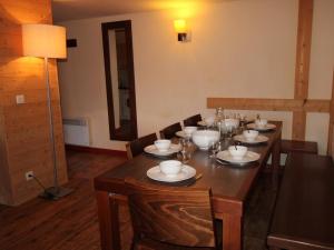 莫尔济讷Appartement Avoriaz, 4 pièces, 8 personnes - FR-1-633-43的用餐室配有桌椅和台灯