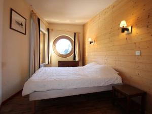 莫尔济讷Appartement Avoriaz, 4 pièces, 8 personnes - FR-1-633-43的卧室配有白色的床和窗户。