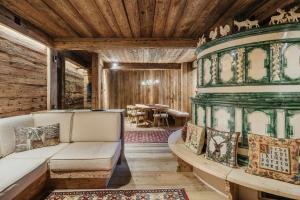 科尔蒂纳丹佩佐Luxury Cortina的客厅配有沙发和桌子
