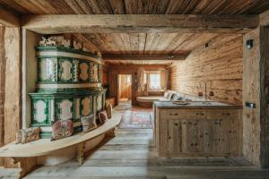 科尔蒂纳丹佩佐Luxury Cortina的小木屋内的厨房配有水槽和浴缸