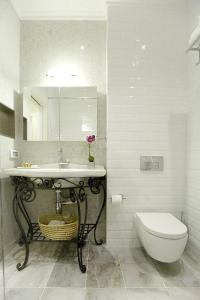 特拉维夫Molcho Neve Tzedek的一间带水槽、卫生间和镜子的浴室