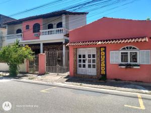 圣佩德罗-达阿尔德亚Pousada Sol de Verão的街道边的多彩建筑
