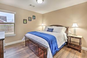 本顿维尔Gorgeous Bentonville Vacation Rental!的一间卧室配有一张带蓝色毯子的床和窗户。