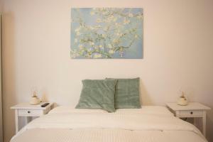 卡塔尼亚La Casetta的一间卧室配有一张壁画床