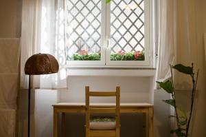 卡塔尼亚La Casetta的桌椅和鲜花窗户