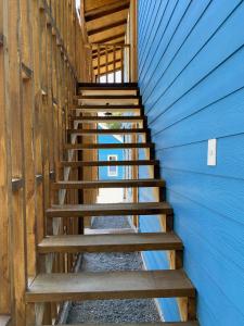 比亚里卡Cabañas Mahuida的通往蓝色建筑的木楼梯