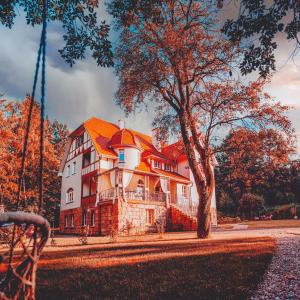 波兰尼卡-兹德鲁伊Sonnenblick的一座带橙色屋顶和树的大房子