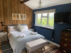 克里克豪厄尔Couples Getaway, with Mountain Views/Dog Friendly的蓝色的卧室设有床和窗户