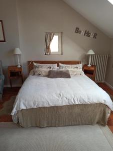 索米尔La douceur Saumuroise avec petit déjeuner的一间卧室配有一张带白色床单的大床