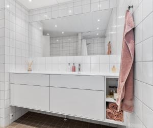 哥本哈根Scandi-Hygge 2 bedroom apartment in charming Christianshavn的浴室设有白色橱柜和大镜子