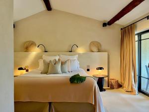 圣保罗-德旺斯托勒布兰奇酒店的卧室配有带白色枕头的大床