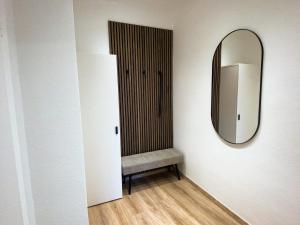 开姆尼茨Business-Apartment - Citynah, WLAN, Drucker, Netflix & Parken的更衣室配有镜子和椅子