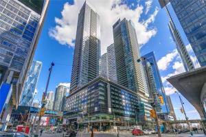 多伦多Centrally Located - Spacious 2-Bdrm Condo - Next to Scotiabank Arena的城市中高耸的摩天大楼