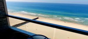 巴特亚姆Apart Hotel TLV/Bat Yam Beach Front 1207的从窗户欣赏海滩美景和海景