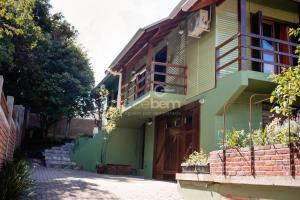 新彼得罗波利斯Casa Completa - Nova Petrópolis的街上有木门的房子
