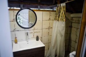 卡门阿皮卡拉8 Caminos Glamping的一间带水槽和镜子的浴室