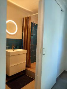 努尔德Apartment Villa Valentina的一间带水槽和淋浴的浴室