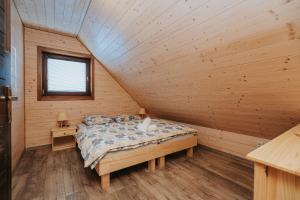 道尼库宾Gazdov dvor的小木屋内一间卧室,配有一张床