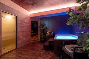 布拉迪斯拉发布拉迪斯拉发高级商务酒店的一间带浴缸的浴室