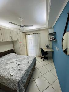 索罗卡巴LOFT NOVO CONFORTÁVEL的配有一张床和一张书桌的酒店客房