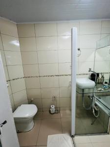 索罗卡巴Casa do Henrique 2的一间带卫生间和水槽的浴室