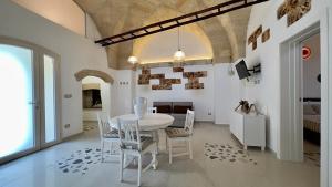 韦列Vico Sauro Appartament的白色的用餐室配有白色的桌椅