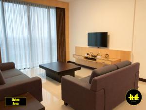 古晋VACA Apartments at Imperial Suites的客厅配有2张沙发和1台平面电视