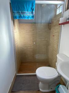 布希奥斯Chalés Búzios的带淋浴、卫生间和盥洗盆的浴室