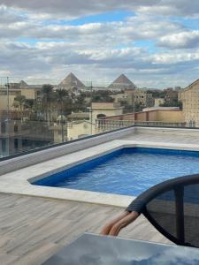 开罗Sofia Pyramids Hotel的建筑物屋顶上的游泳池