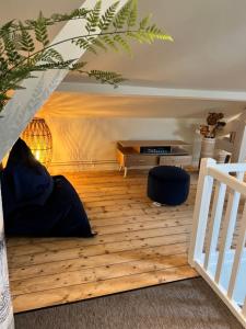 贡比涅DUPLEX AVENUE ROYALE的客厅铺有木地板,设有楼梯。