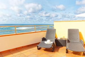 大加那利岛拉斯帕尔马斯梅普康缇瑞斯公寓酒店的俯瞰大海的阳台配有两把椅子